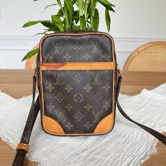 ✅AUTHENTIC✅LOUIS VUITTON DANUBE CROSSBODY BAG - Picture 4 of 16
